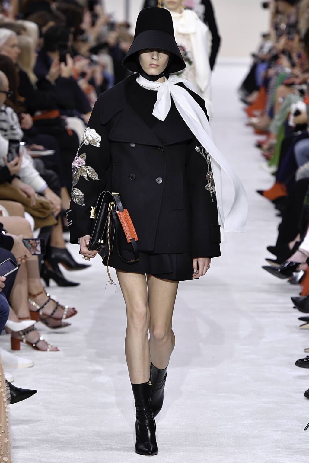 Fashion Week Paris Fall/Winter 2019 look 37 from the Valentino collection womenswear