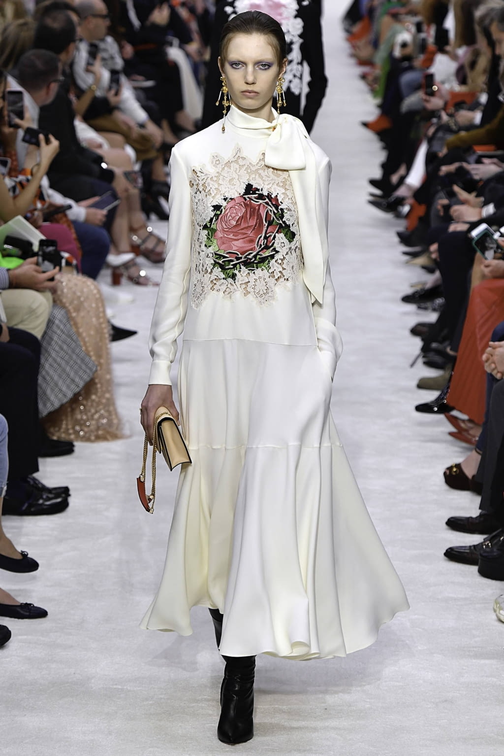 Fashion Week Paris Fall/Winter 2019 look 38 from the Valentino collection 女装