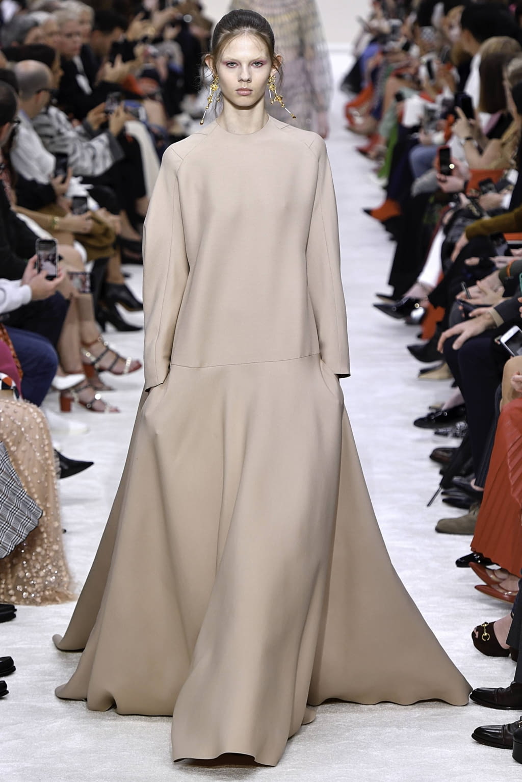 Fashion Week Paris Fall/Winter 2019 look 49 from the Valentino collection womenswear