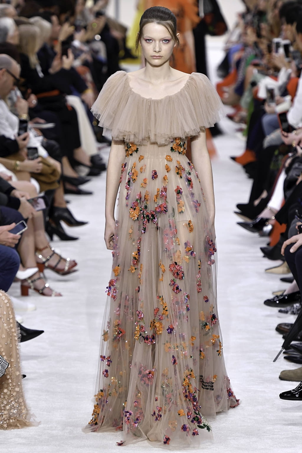 Fashion Week Paris Fall/Winter 2019 look 52 from the Valentino collection womenswear