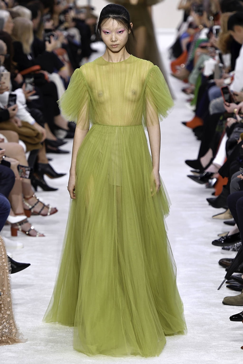 Fashion Week Paris Fall/Winter 2019 look 60 from the Valentino collection 女装
