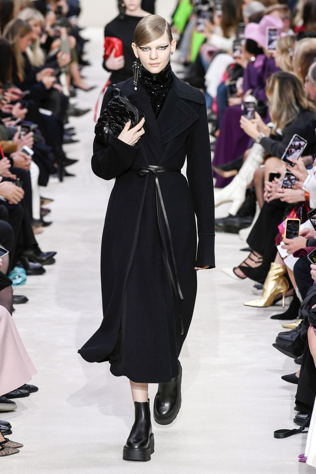 Fashion Week Paris Fall/Winter 2020 look 1 de la collection Valentino womenswear