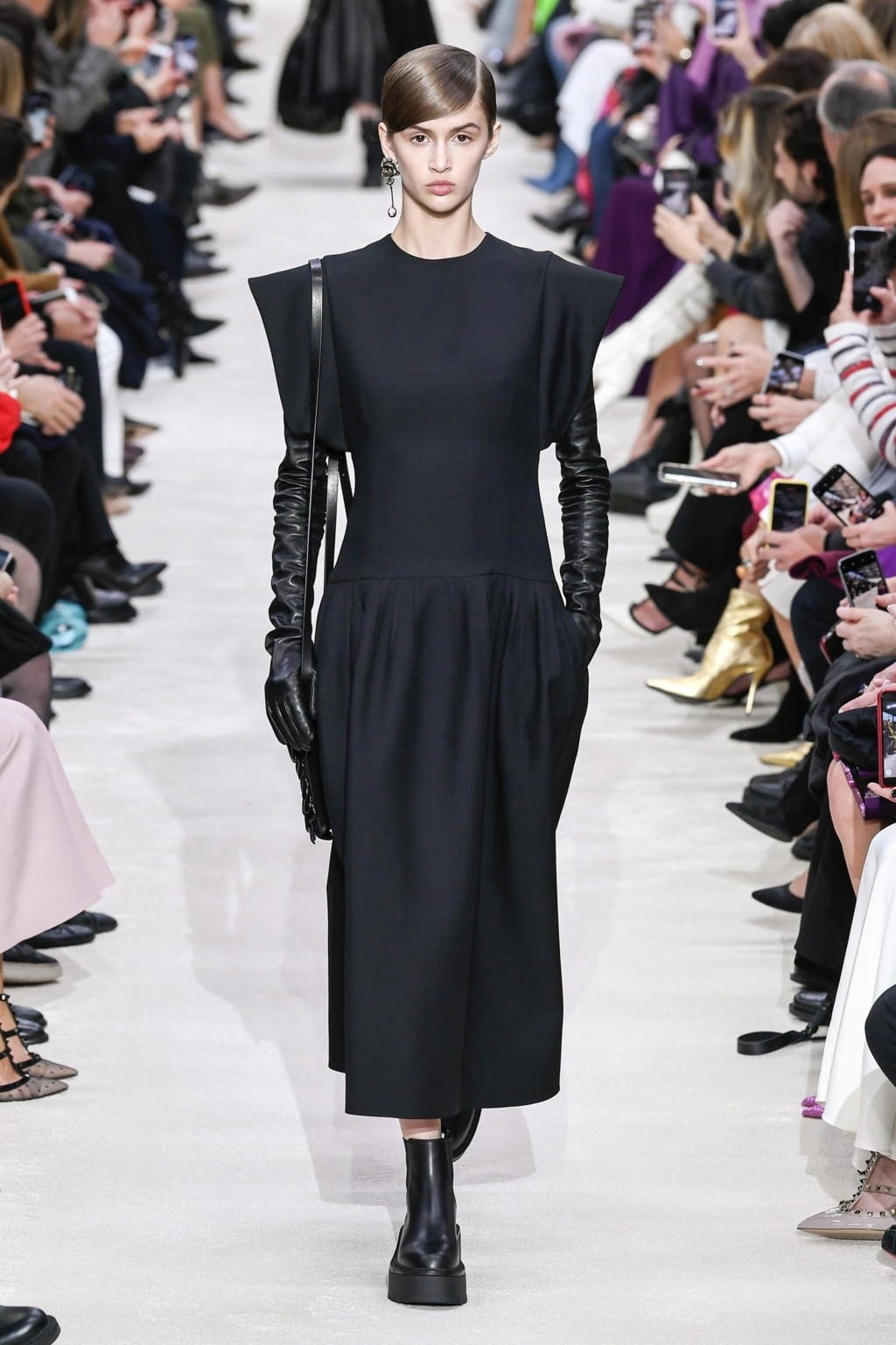 Fashion Week Paris Fall/Winter 2020 look 3 de la collection Valentino womenswear