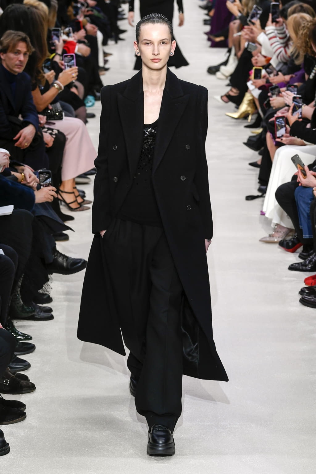 Fashion Week Paris Fall/Winter 2020 look 6 from the Valentino collection 女装