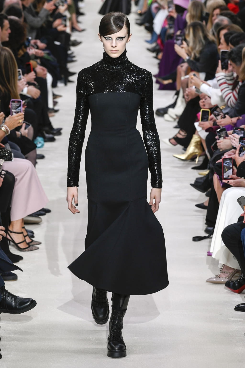 Fashion Week Paris Fall/Winter 2020 look 7 de la collection Valentino womenswear