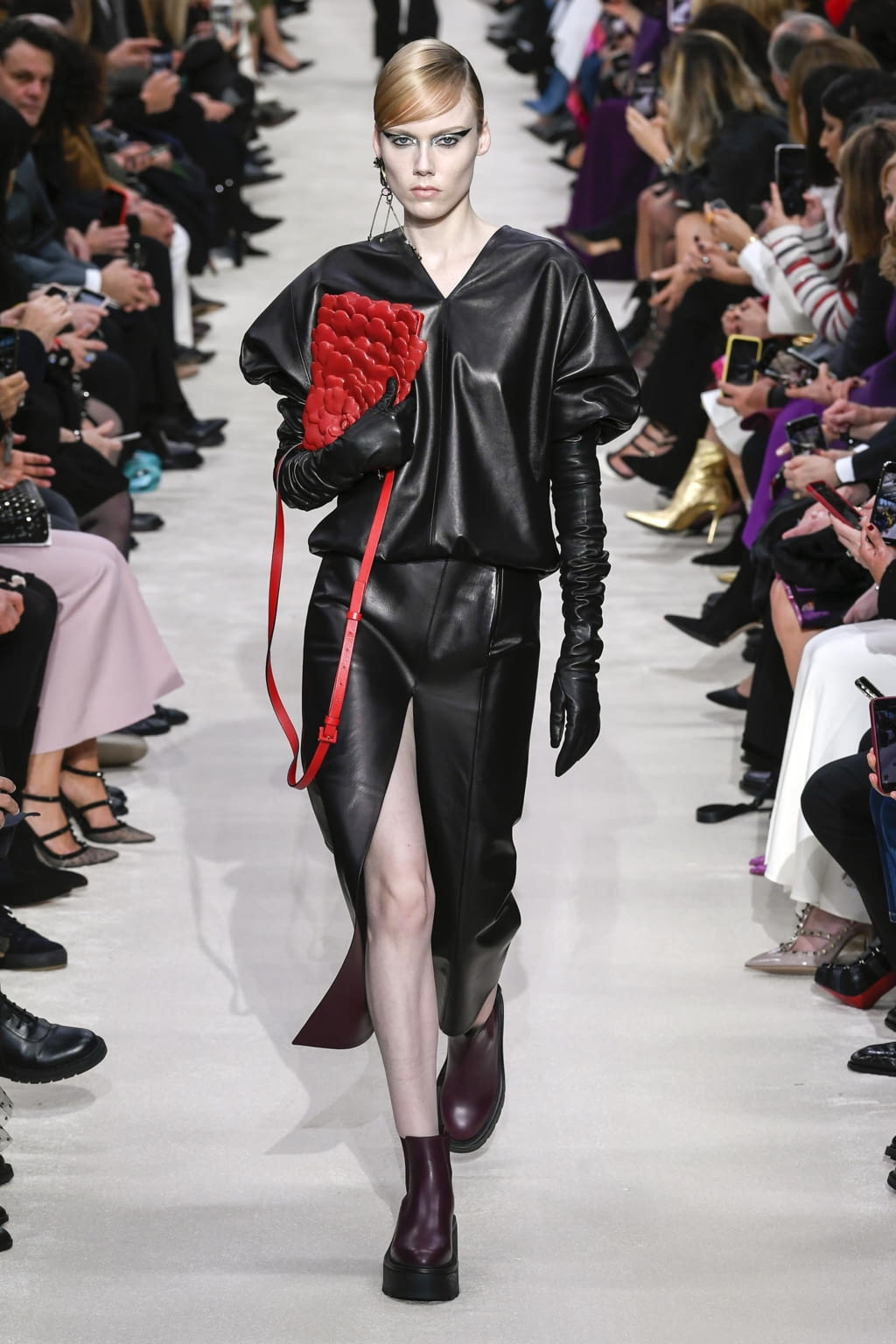 Fashion Week Paris Fall/Winter 2020 look 15 de la collection Valentino womenswear
