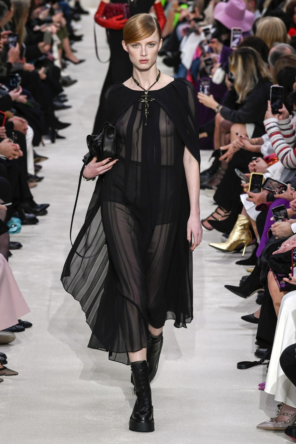 Fashion Week Paris Fall/Winter 2020 look 17 de la collection Valentino womenswear