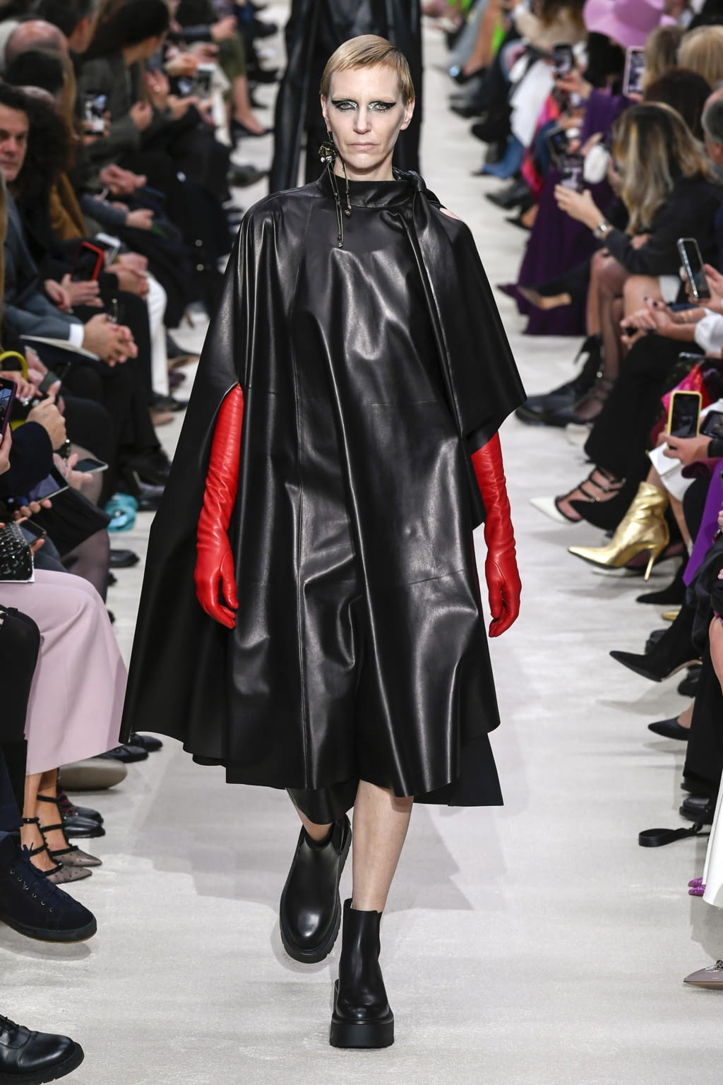 Fashion Week Paris Fall/Winter 2020 look 22 from the Valentino collection 女装