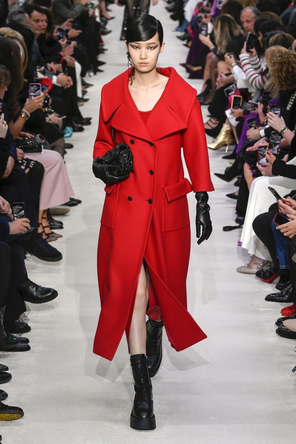 Fashion Week Paris Fall/Winter 2020 look 27 from the Valentino collection womenswear