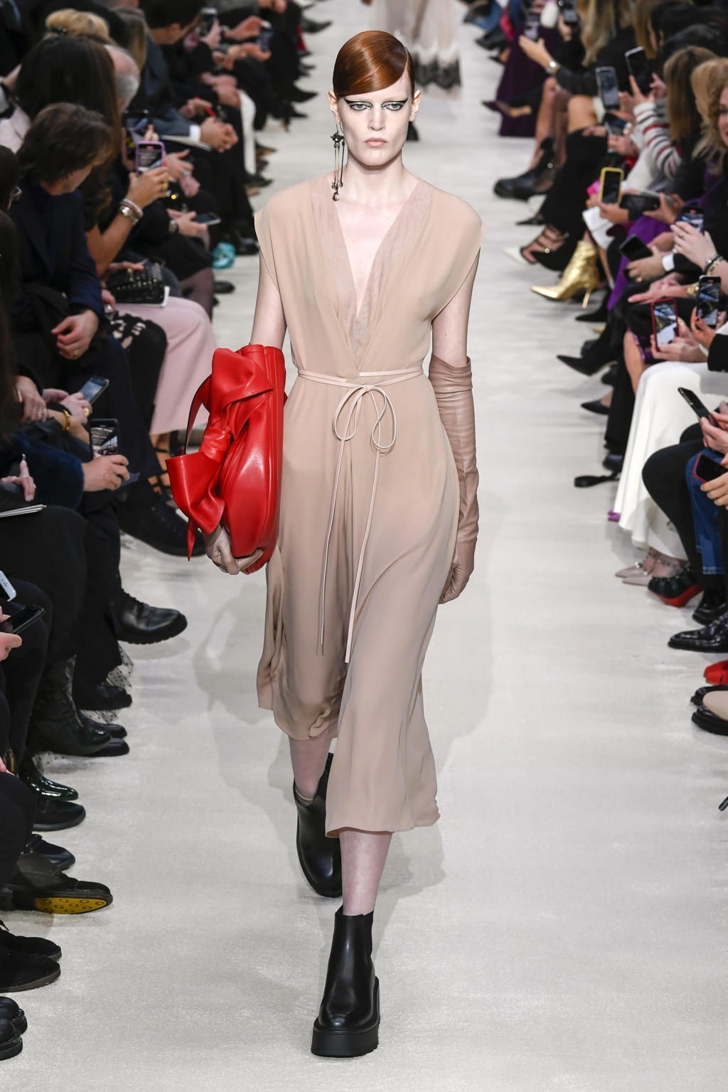 Fashion Week Paris Fall/Winter 2020 look 40 de la collection Valentino womenswear