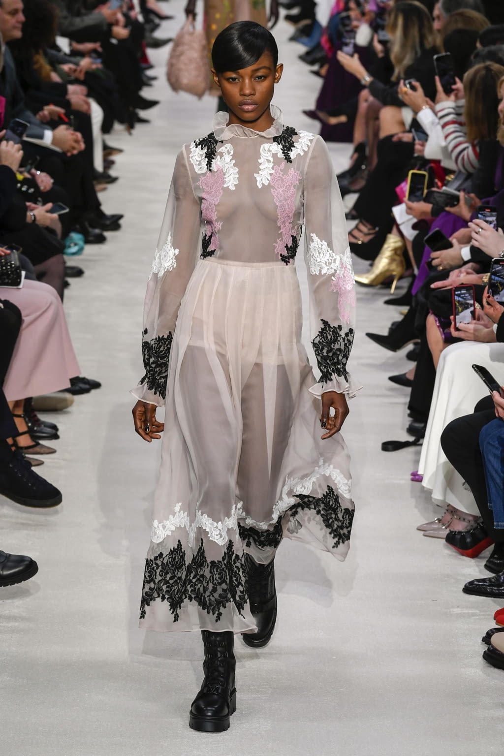 Fashion Week Paris Fall/Winter 2020 look 41 from the Valentino collection 女装