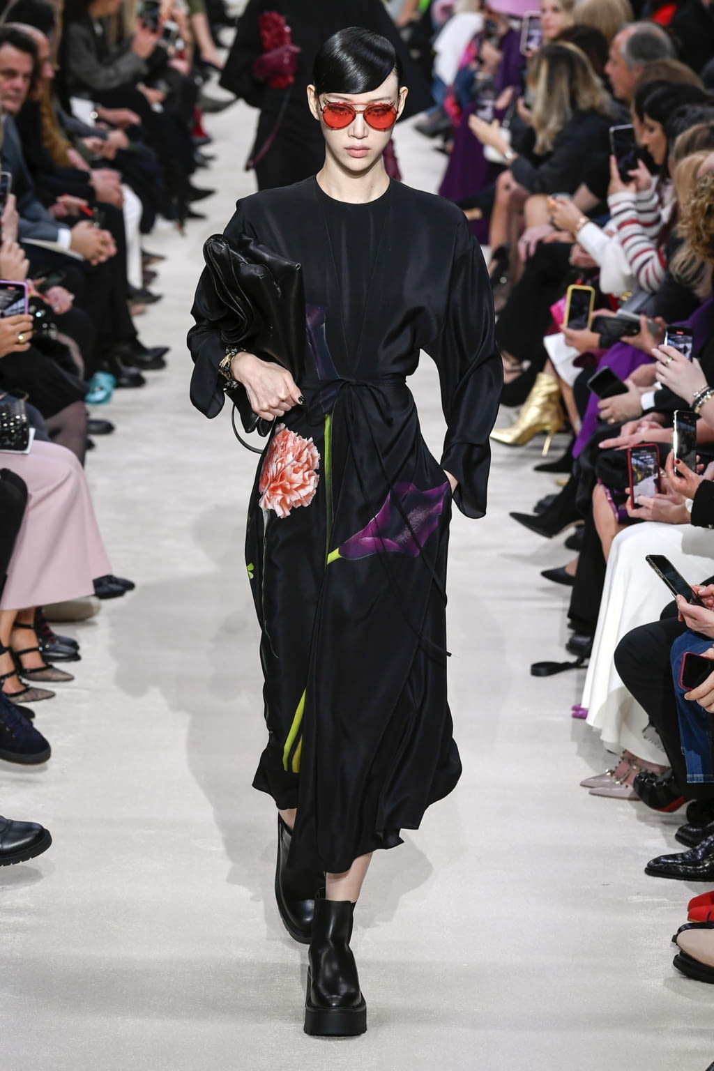 Fashion Week Paris Fall/Winter 2020 look 45 from the Valentino collection womenswear