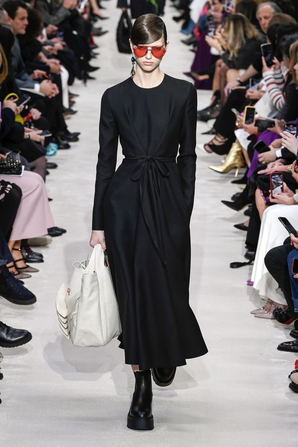Fashion Week Paris Fall/Winter 2020 look 47 from the Valentino collection 女装