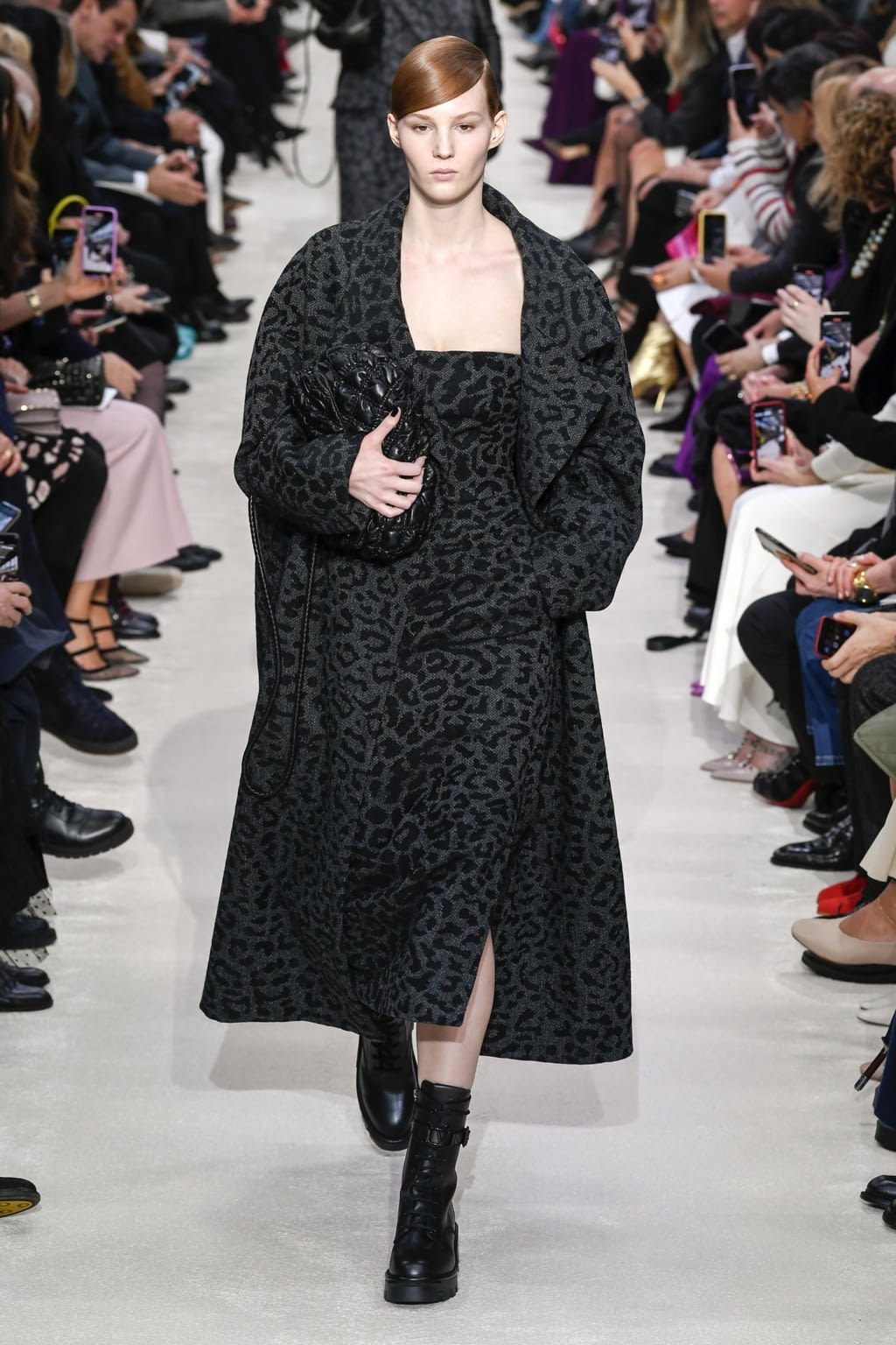 Fashion Week Paris Fall/Winter 2020 look 66 from the Valentino collection 女装