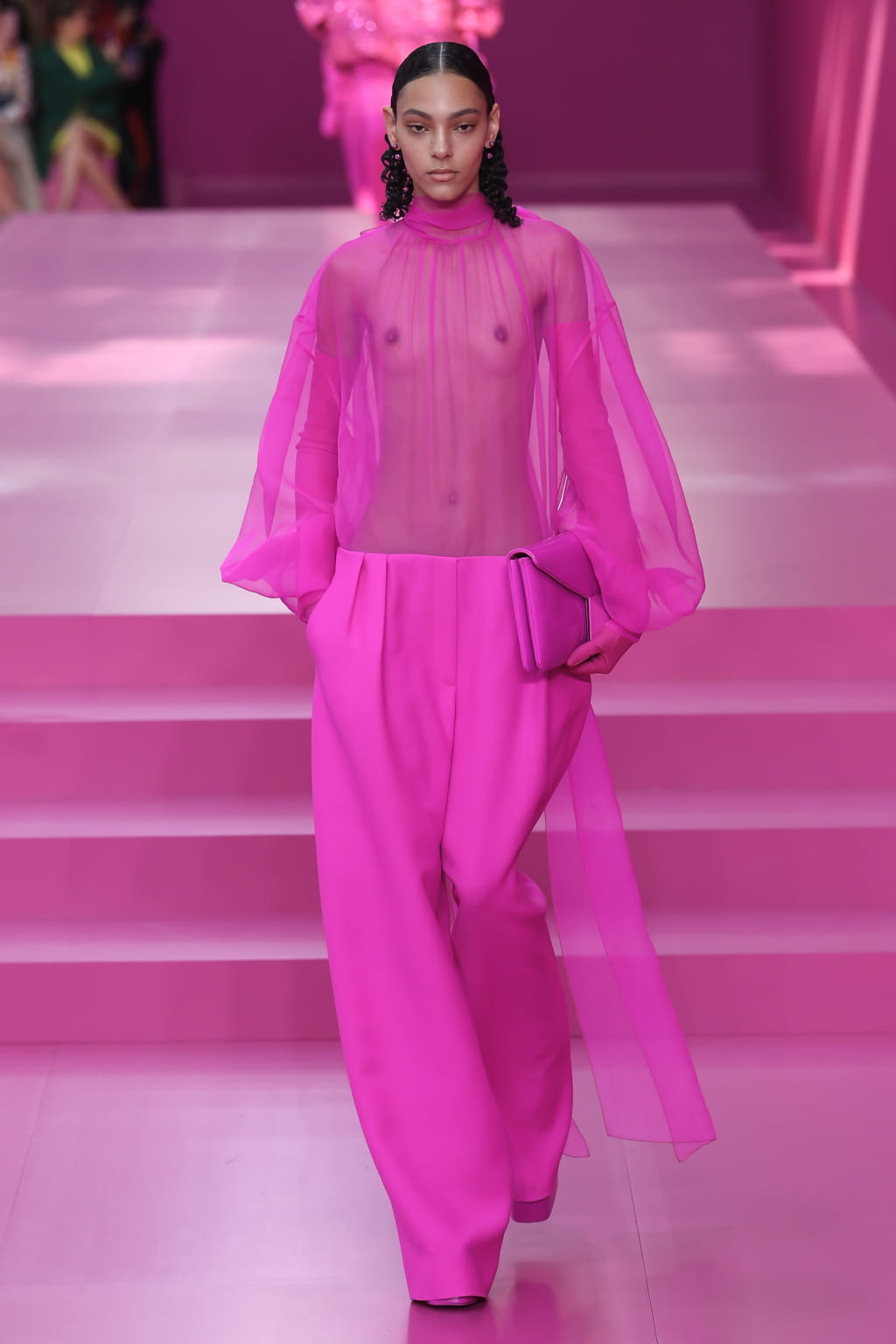 Fashion Week Paris Fall/Winter 2022 look 4 de la collection Valentino womenswear