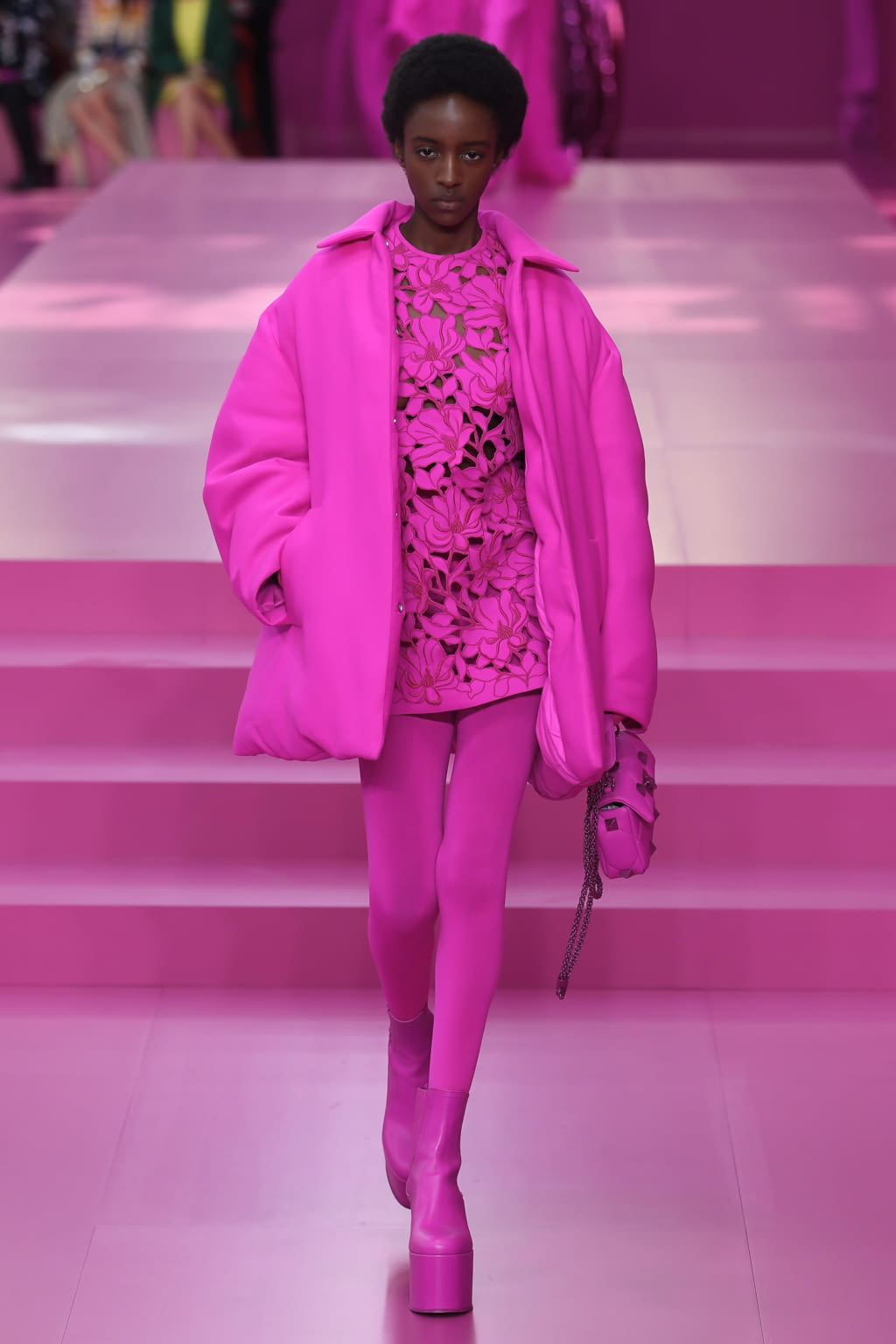 Fashion Week Paris Fall/Winter 2022 look 10 de la collection Valentino womenswear