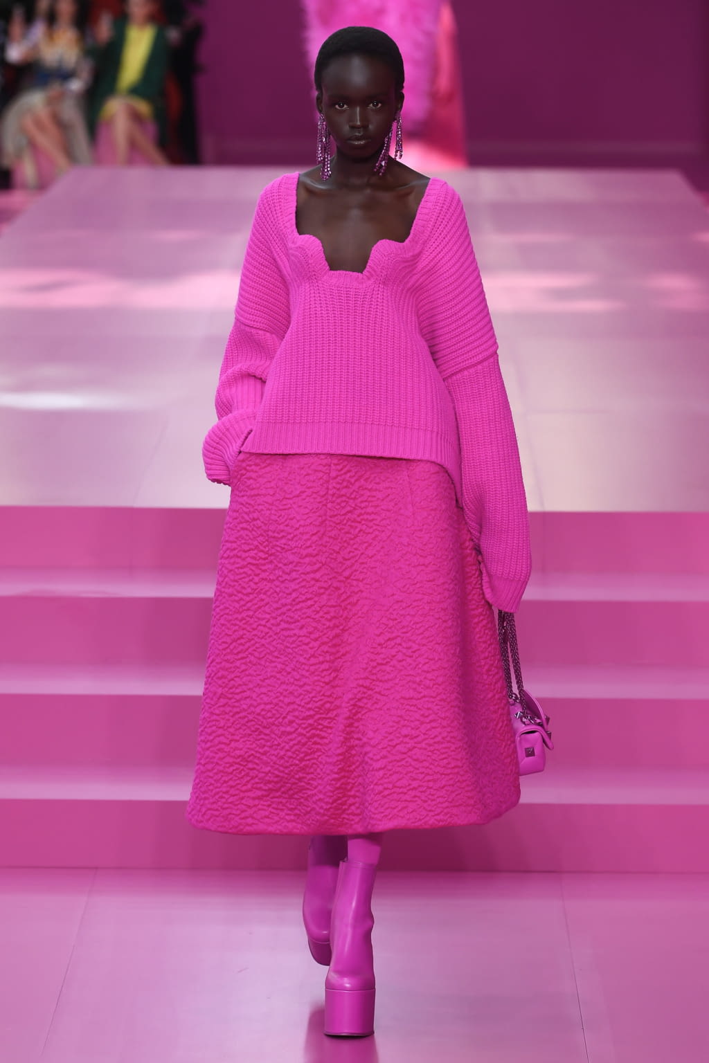 Fashion Week Paris Fall/Winter 2022 look 14 from the Valentino collection womenswear