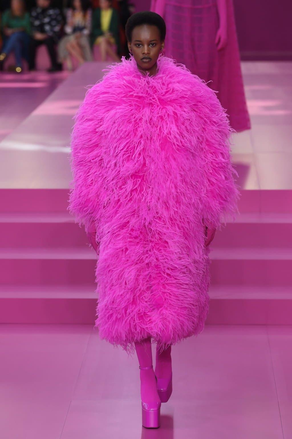 Fashion Week Paris Fall/Winter 2022 look 15 from the Valentino collection womenswear