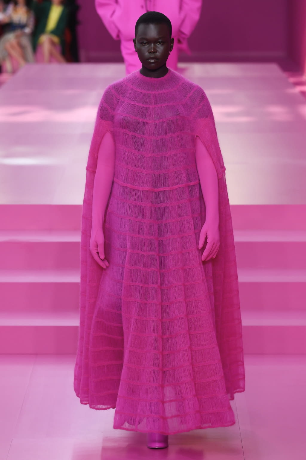 Fashion Week Paris Fall/Winter 2022 look 16 de la collection Valentino womenswear