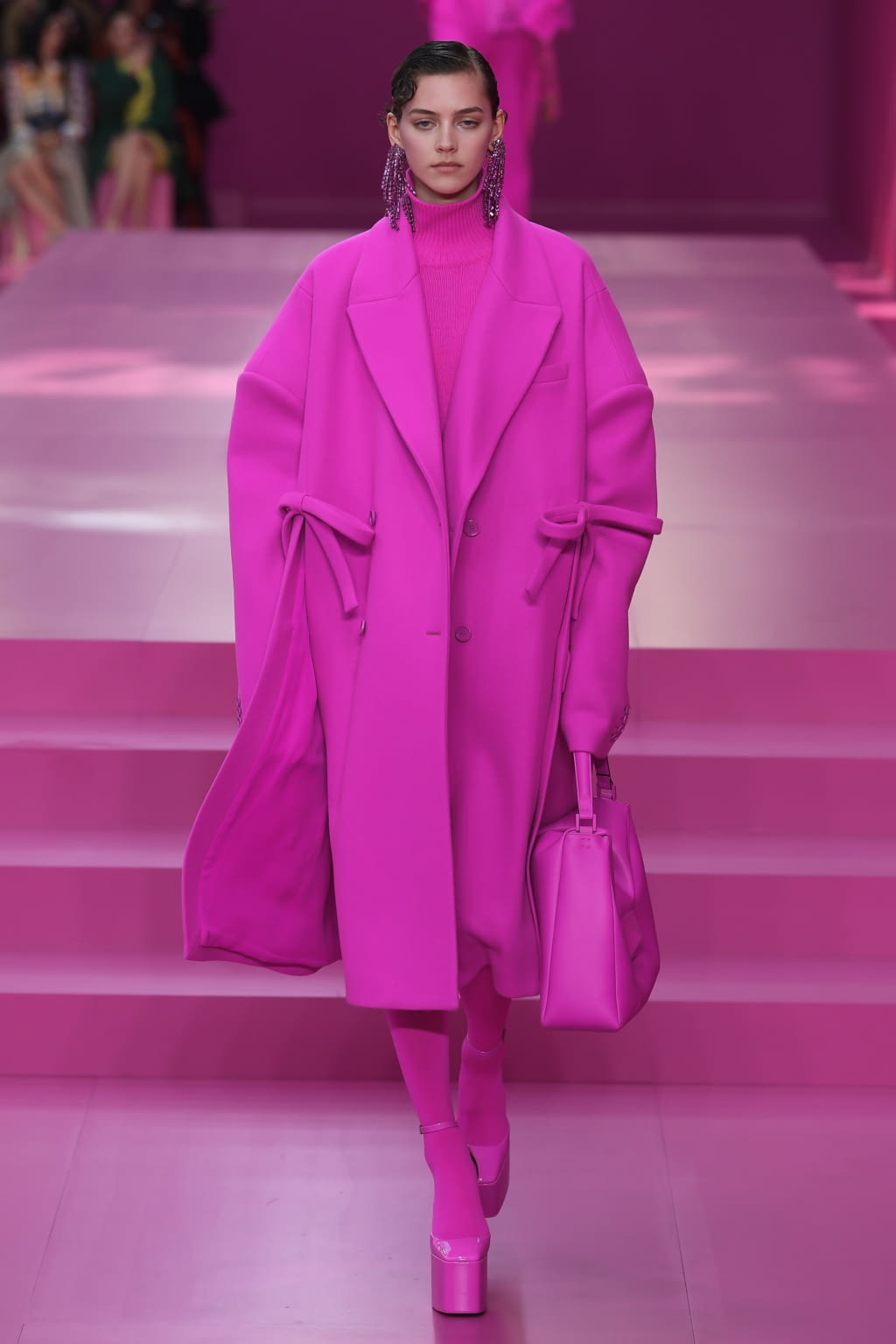 Fashion Week Paris Fall/Winter 2022 look 24 de la collection Valentino womenswear