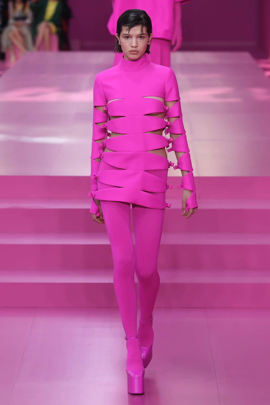 Fashion Week Paris Fall/Winter 2022 look 26 from the Valentino collection womenswear