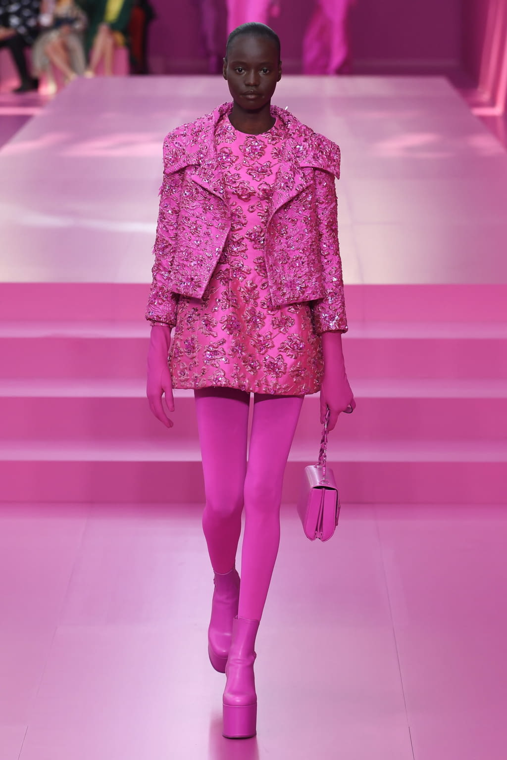 Fashion Week Paris Fall/Winter 2022 look 38 from the Valentino collection womenswear