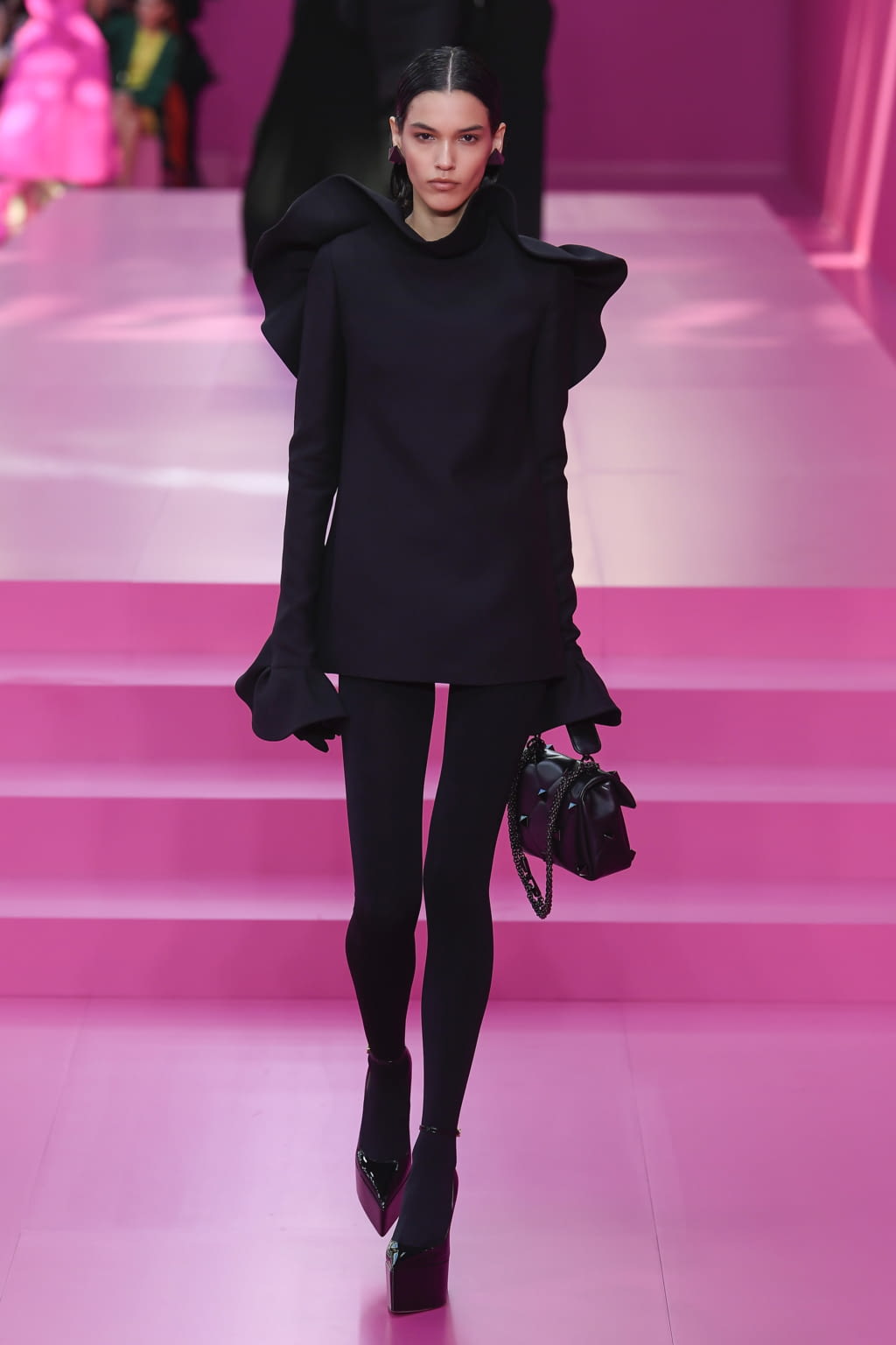 Fashion Week Paris Fall/Winter 2022 look 41 from the Valentino collection womenswear