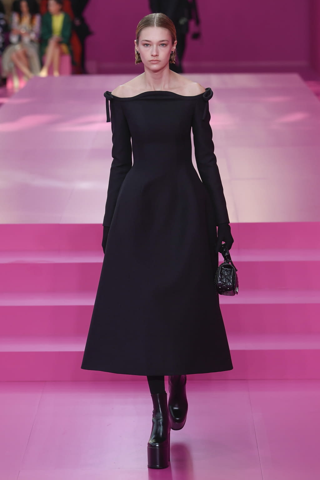Fashion Week Paris Fall/Winter 2022 look 49 from the Valentino collection womenswear