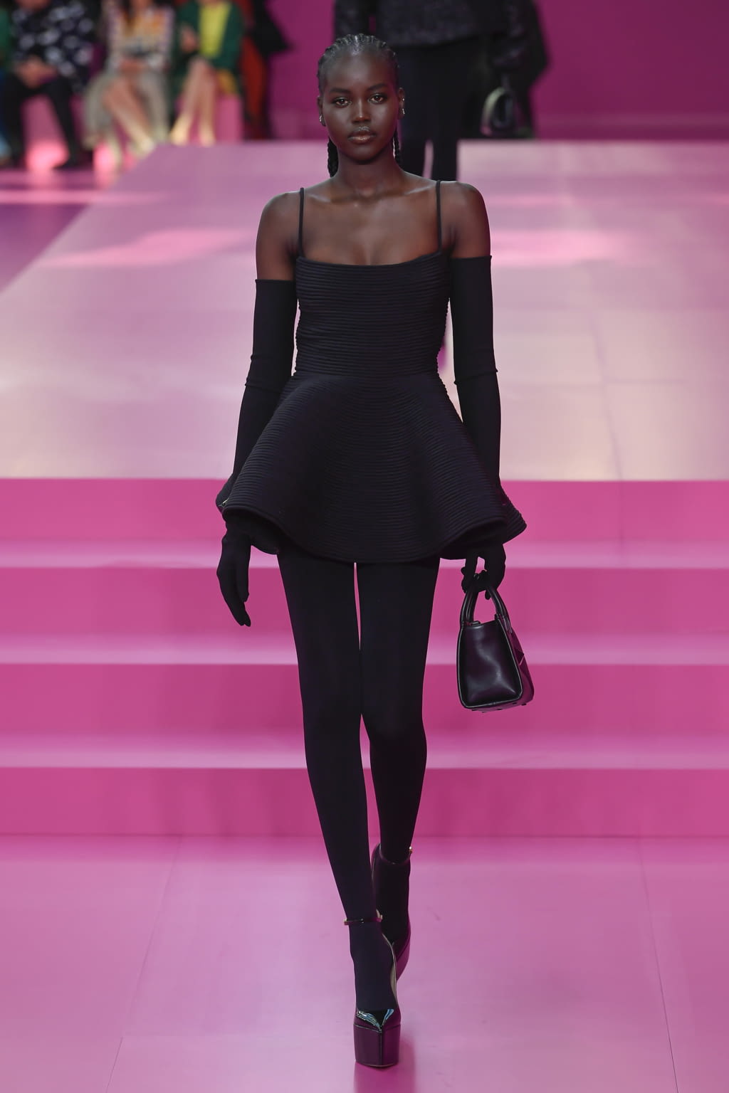Fashion Week Paris Fall/Winter 2022 look 55 de la collection Valentino womenswear
