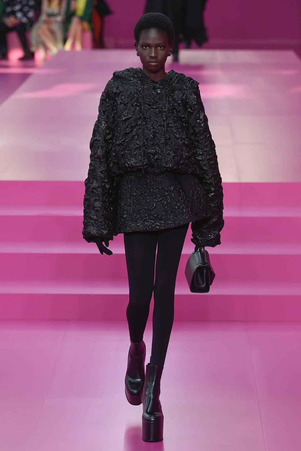 Fashion Week Paris Fall/Winter 2022 look 56 from the Valentino collection 女装