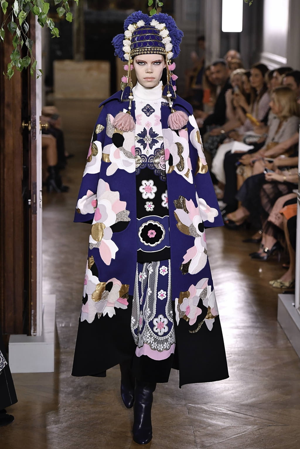 Fashion Week Paris Fall/Winter 2019 look 71 from the Valentino collection 高级定制