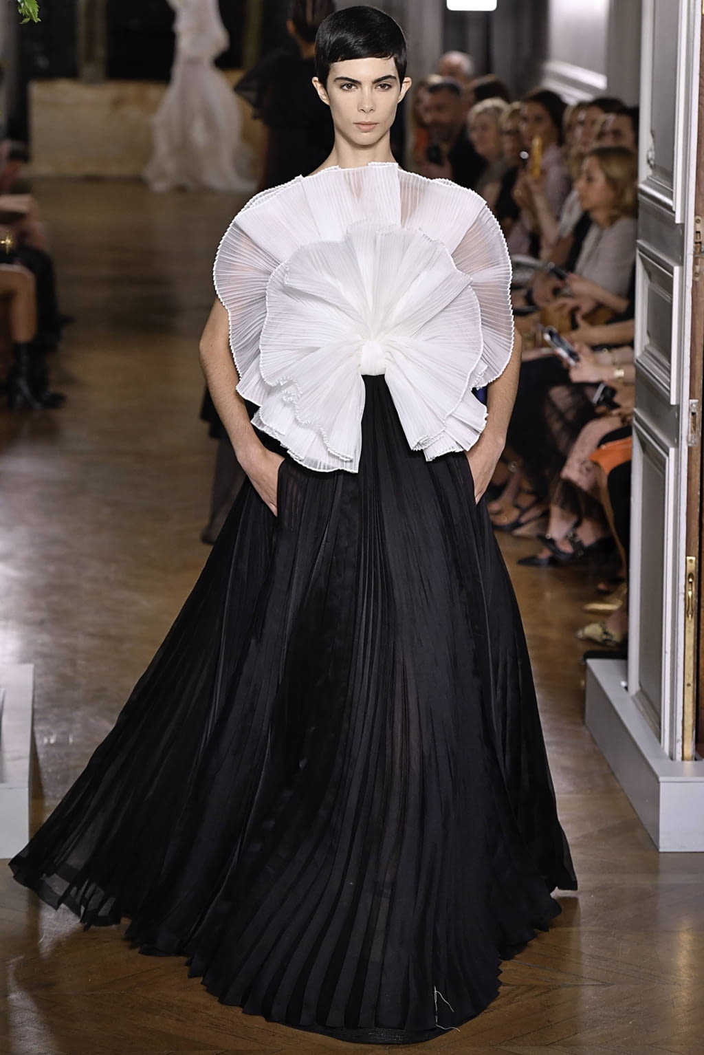 Fashion Week Paris Fall/Winter 2019 look 94 from the Valentino collection 高级定制