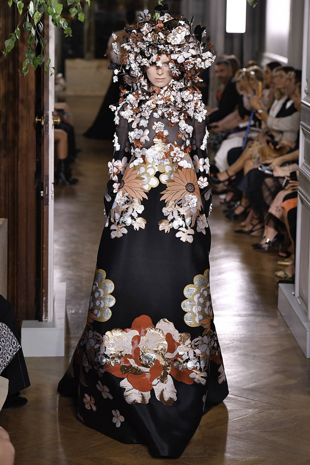 Fashion Week Paris Fall/Winter 2019 look 96 from the Valentino collection couture
