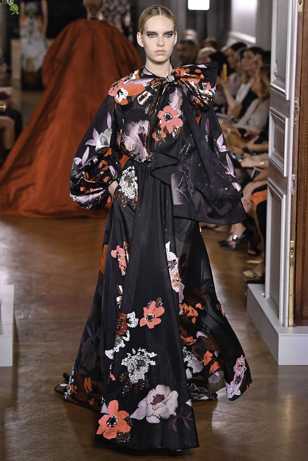 Fashion Week Paris Fall/Winter 2019 look 98 from the Valentino collection 高级定制