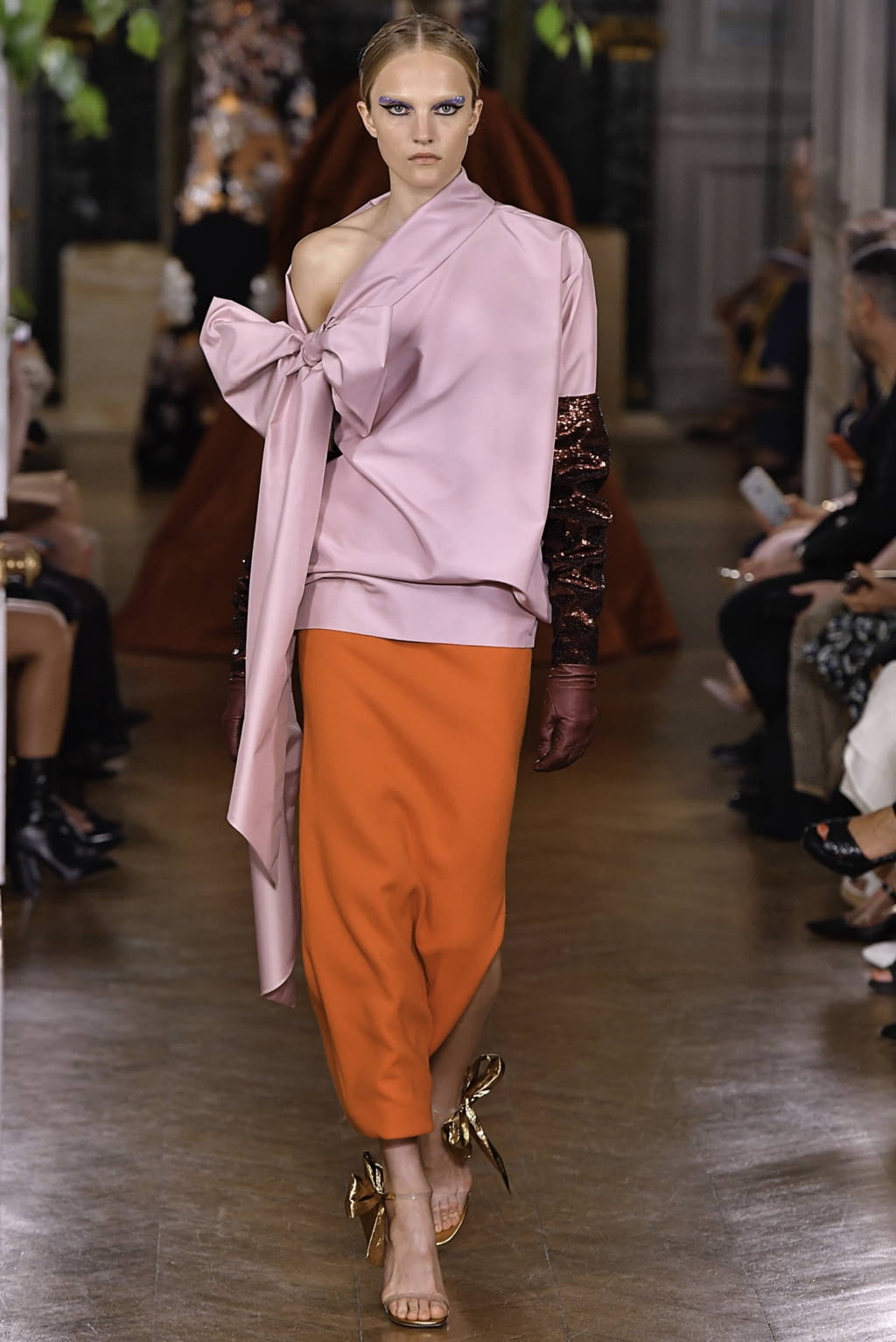 Fashion Week Paris Fall/Winter 2019 look 99 from the Valentino collection 高级定制