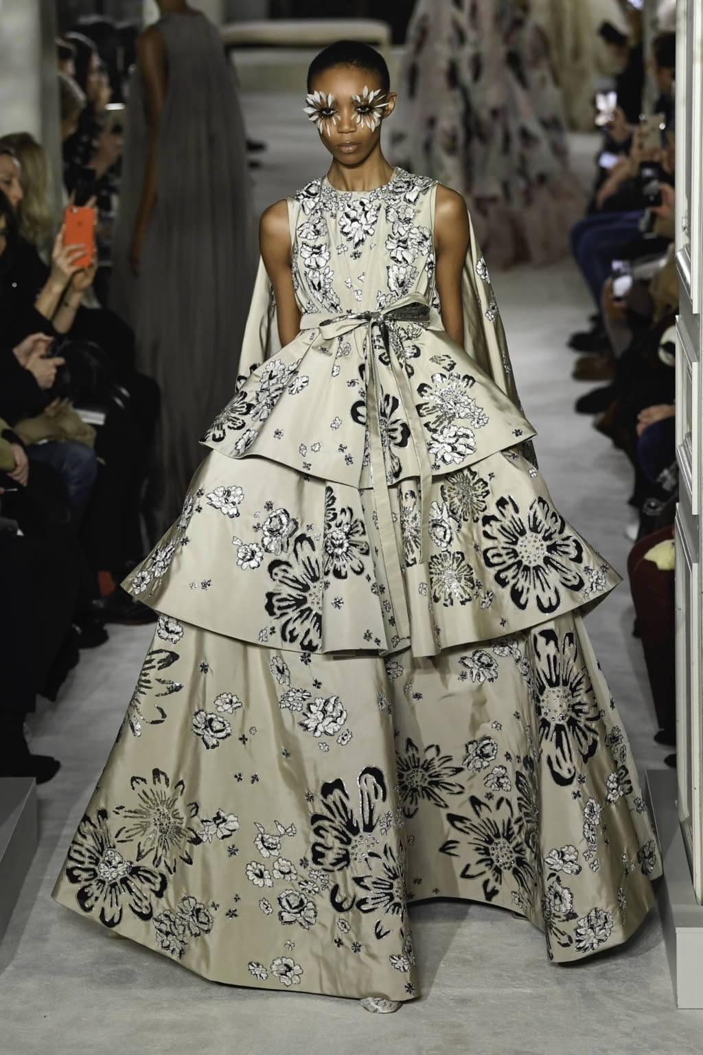 Fashion Week Paris Spring/Summer 2019 look 19 from the Valentino collection 高级定制