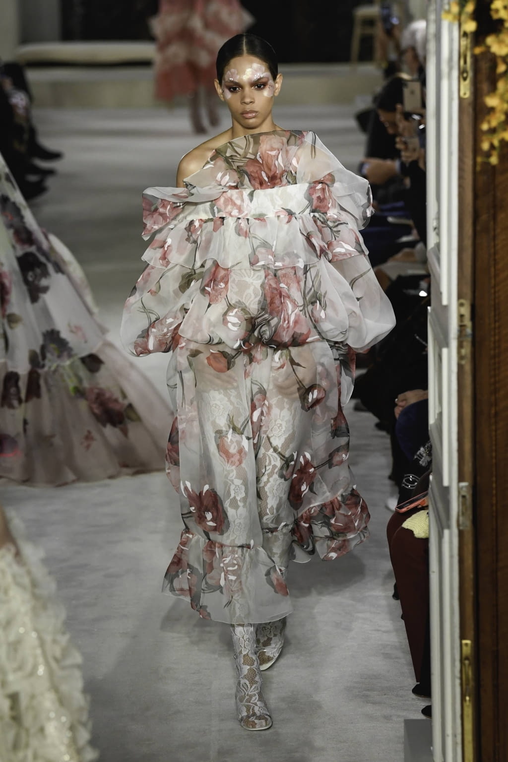 Fashion Week Paris Spring/Summer 2019 look 22 from the Valentino collection couture