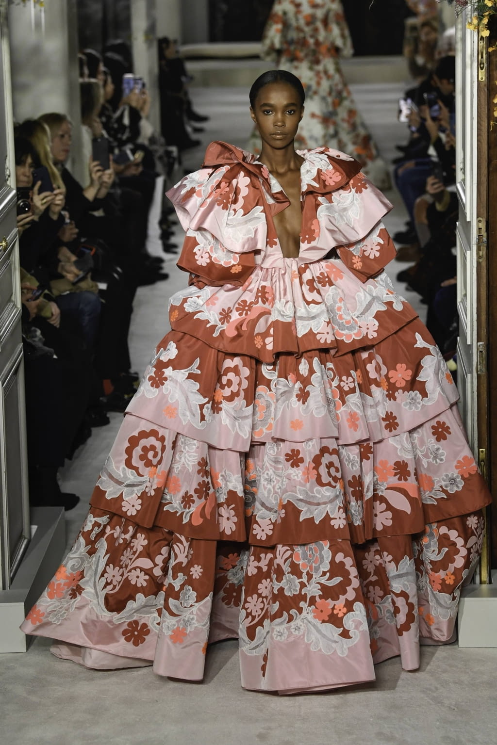 Fashion Week Paris Spring/Summer 2019 look 25 de la collection Valentino couture