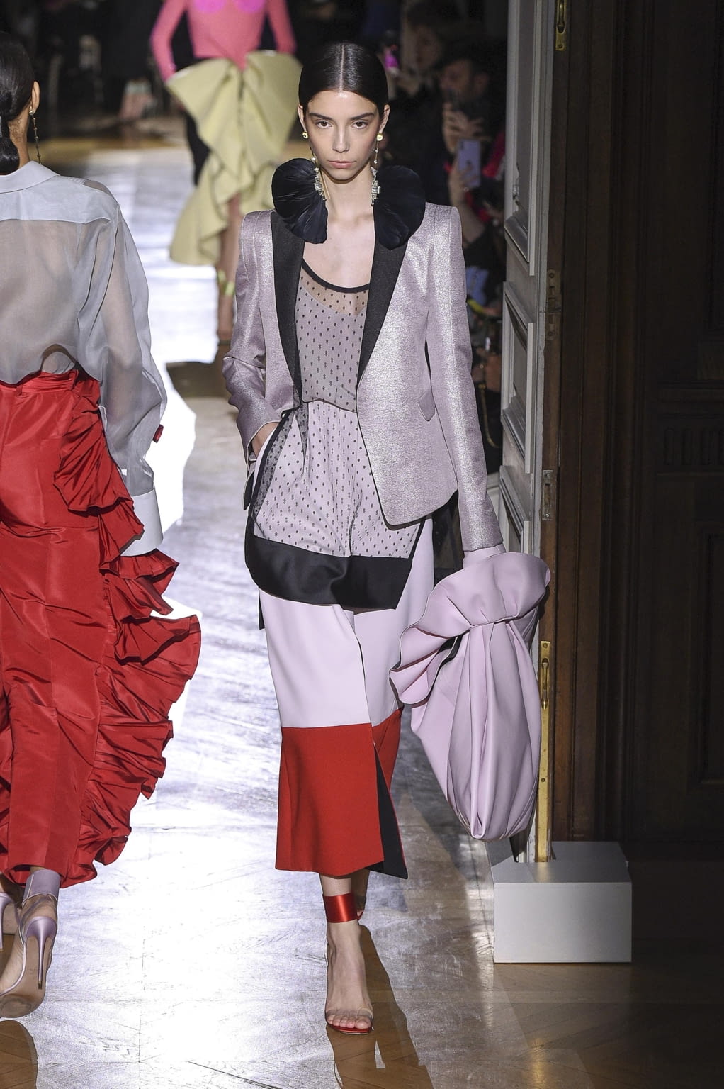 Gamle tider give Motherland Valentino SS20 couture #22 - The Fashion Search Engine - TAGWALK