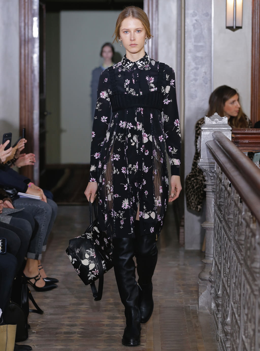 Fashion Week Paris Pre-Fall 2017 look 10 from the Valentino collection 女装