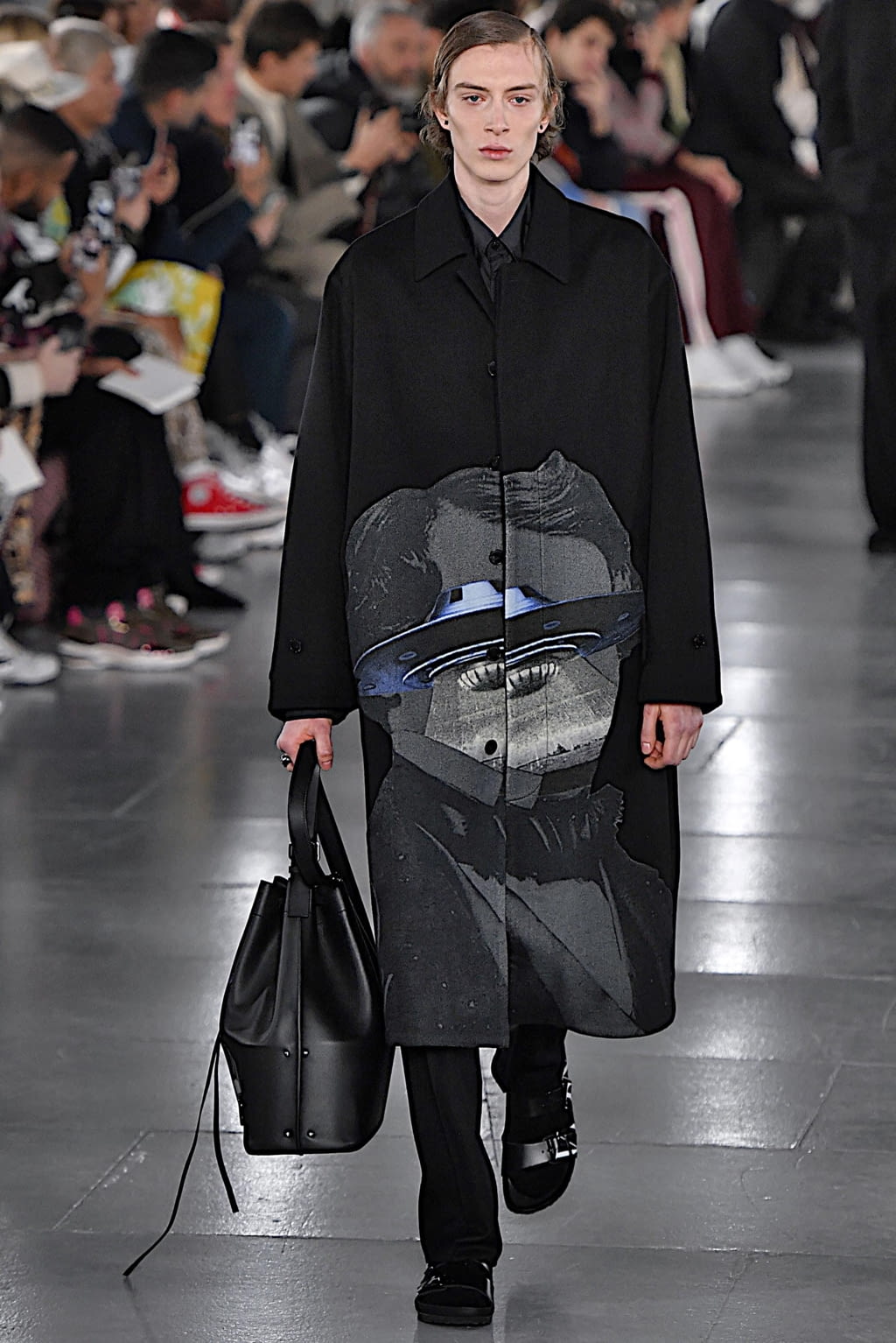 Fashion Week Paris Fall/Winter 2019 look 2 from the Valentino collection 男装