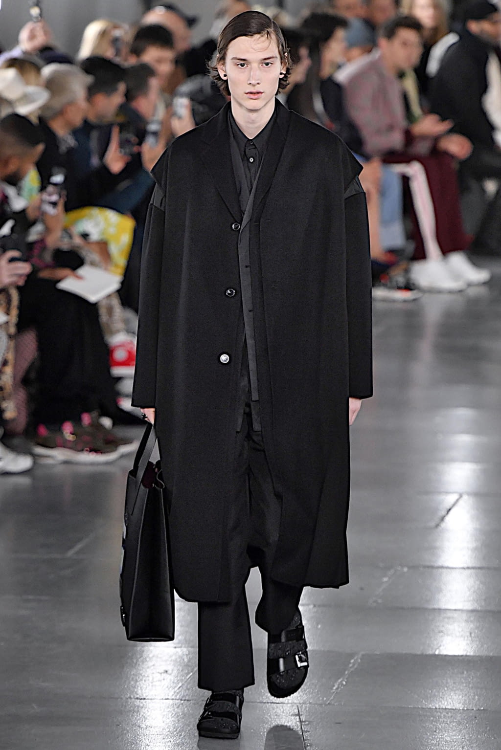 Fashion Week Paris Fall/Winter 2019 look 3 from the Valentino collection 男装