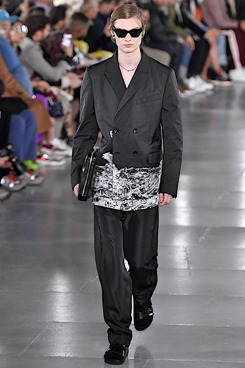 Fashion Week Paris Fall/Winter 2019 look 8 from the Valentino collection 男装