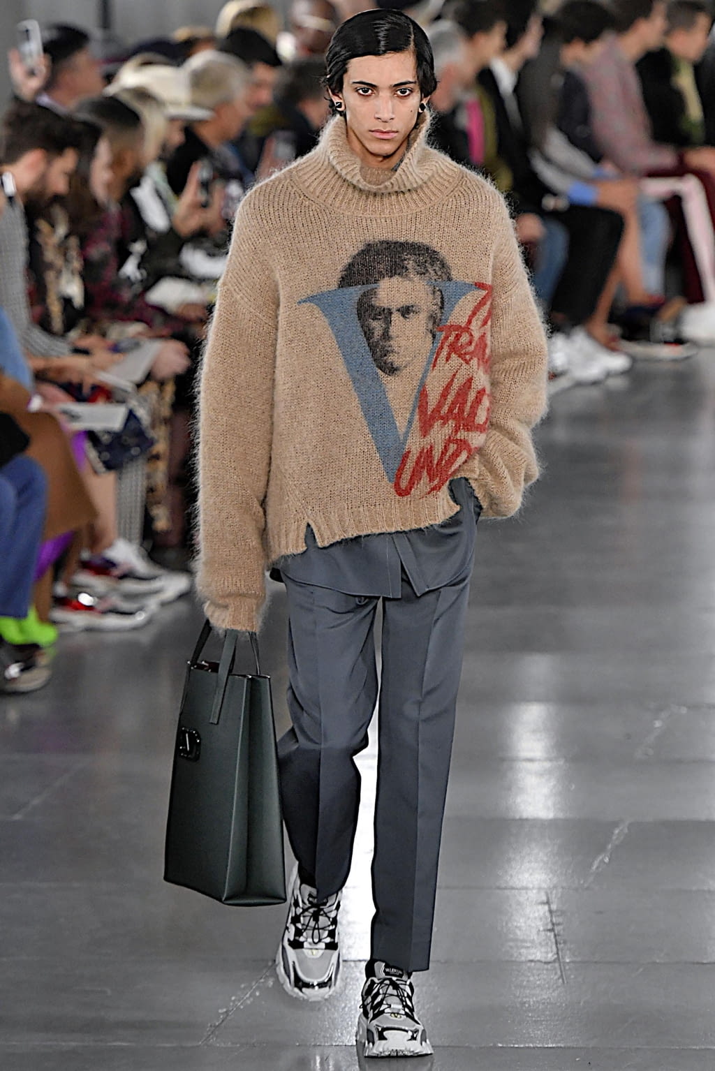 Fashion Week Paris Fall/Winter 2019 look 44 from the Valentino collection menswear