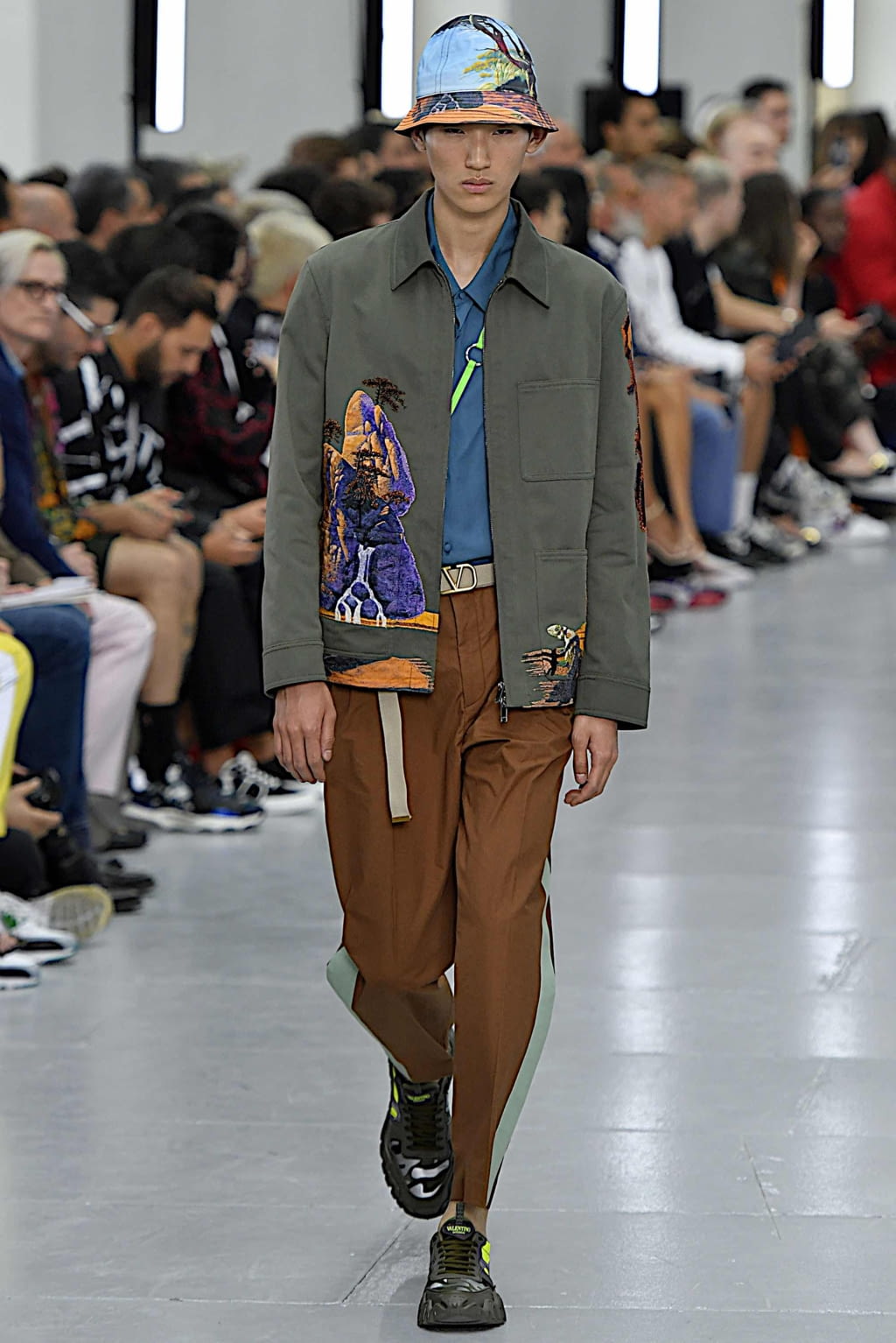 Fashion Week Paris Spring/Summer 2020 look 6 from the Valentino collection menswear