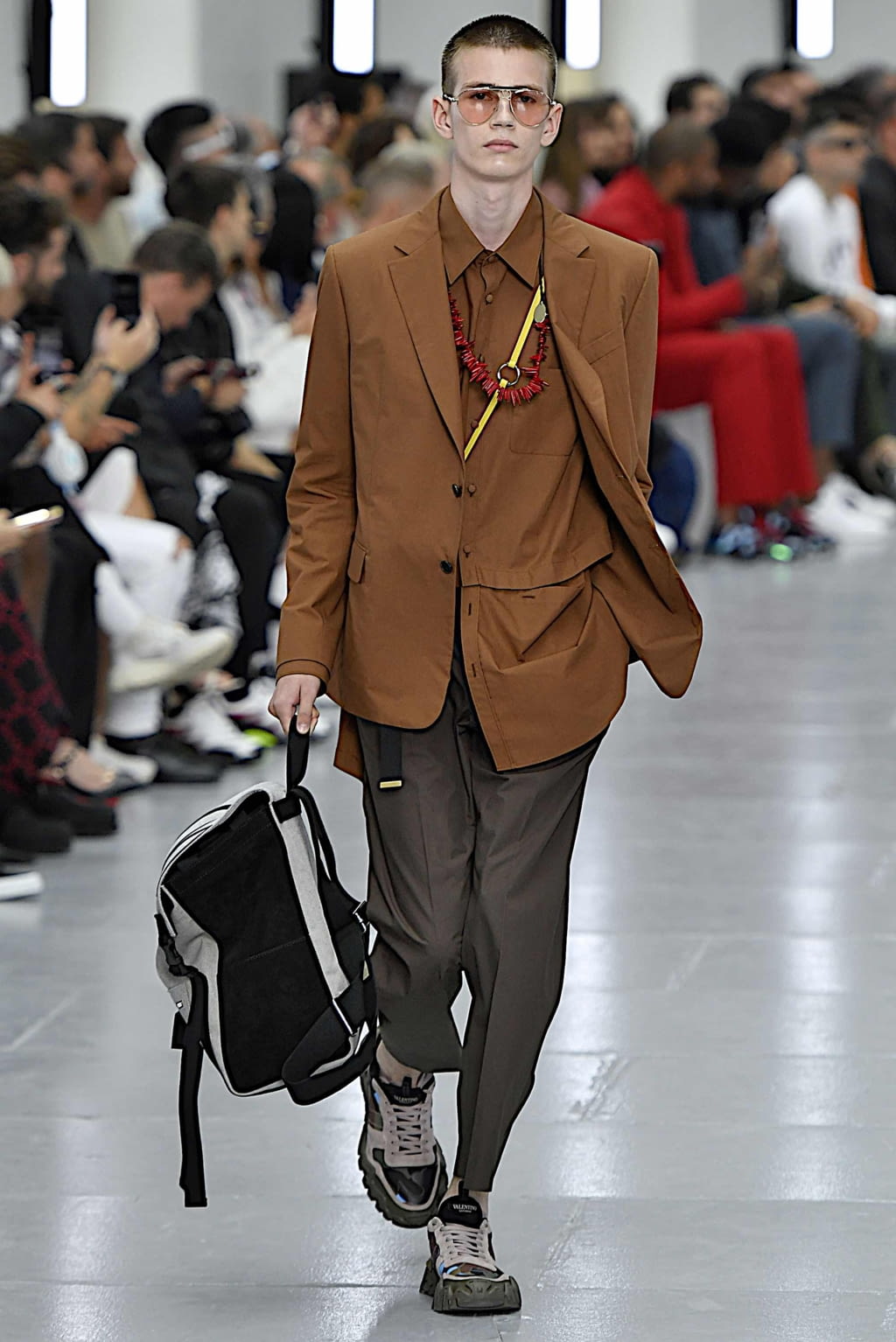Fashion Week Paris Spring/Summer 2020 look 2 from the Valentino collection 男装