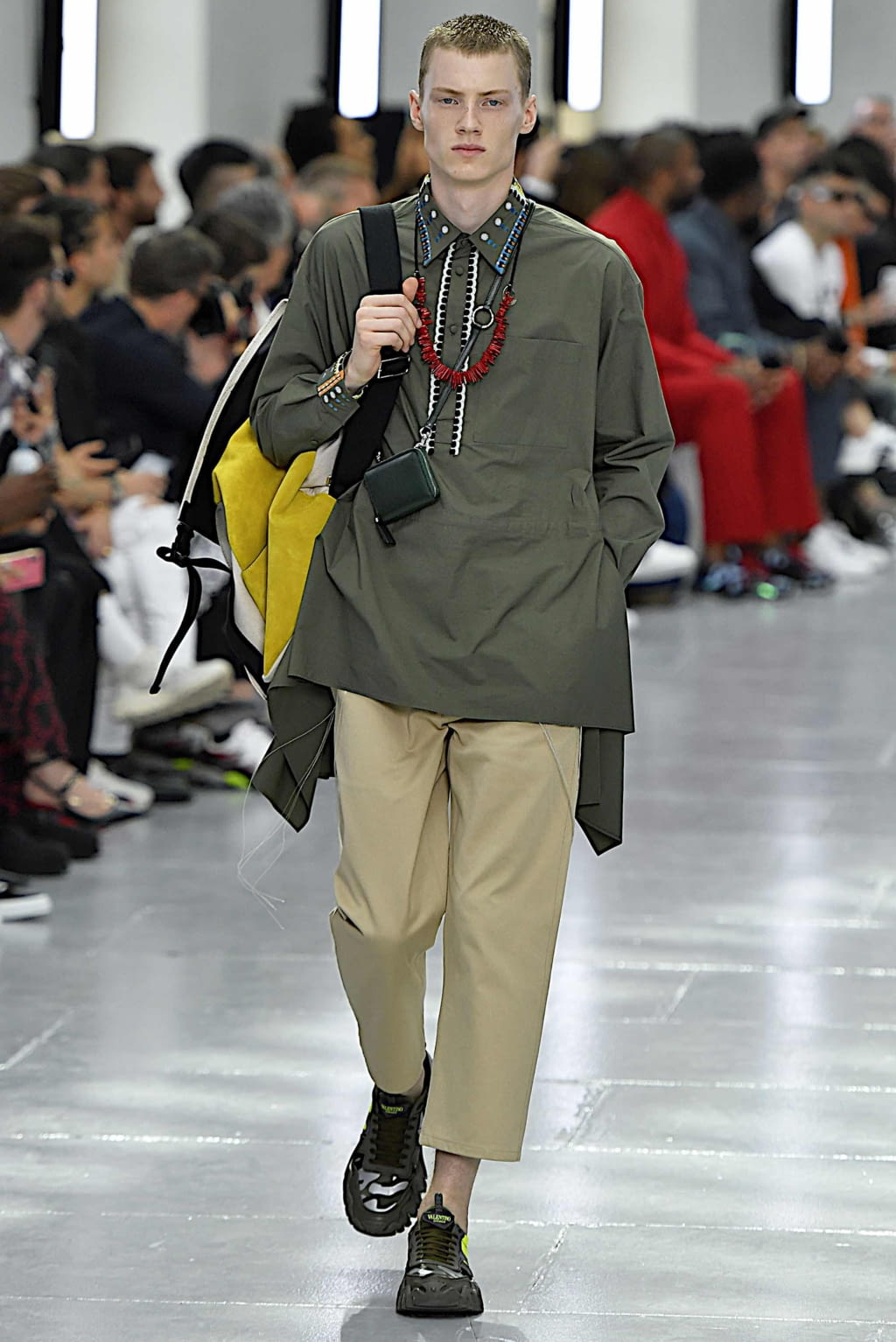 Fashion Week Paris Spring/Summer 2020 look 21 from the Valentino collection 男装