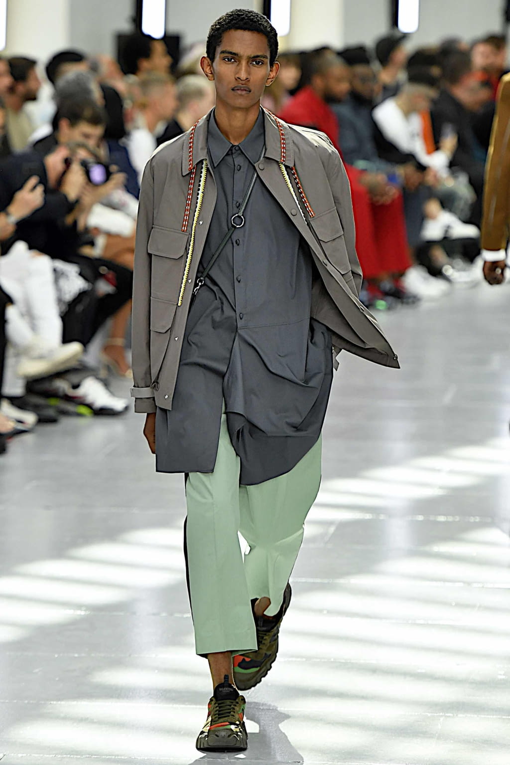 Fashion Week Paris Spring/Summer 2020 look 24 from the Valentino collection 男装