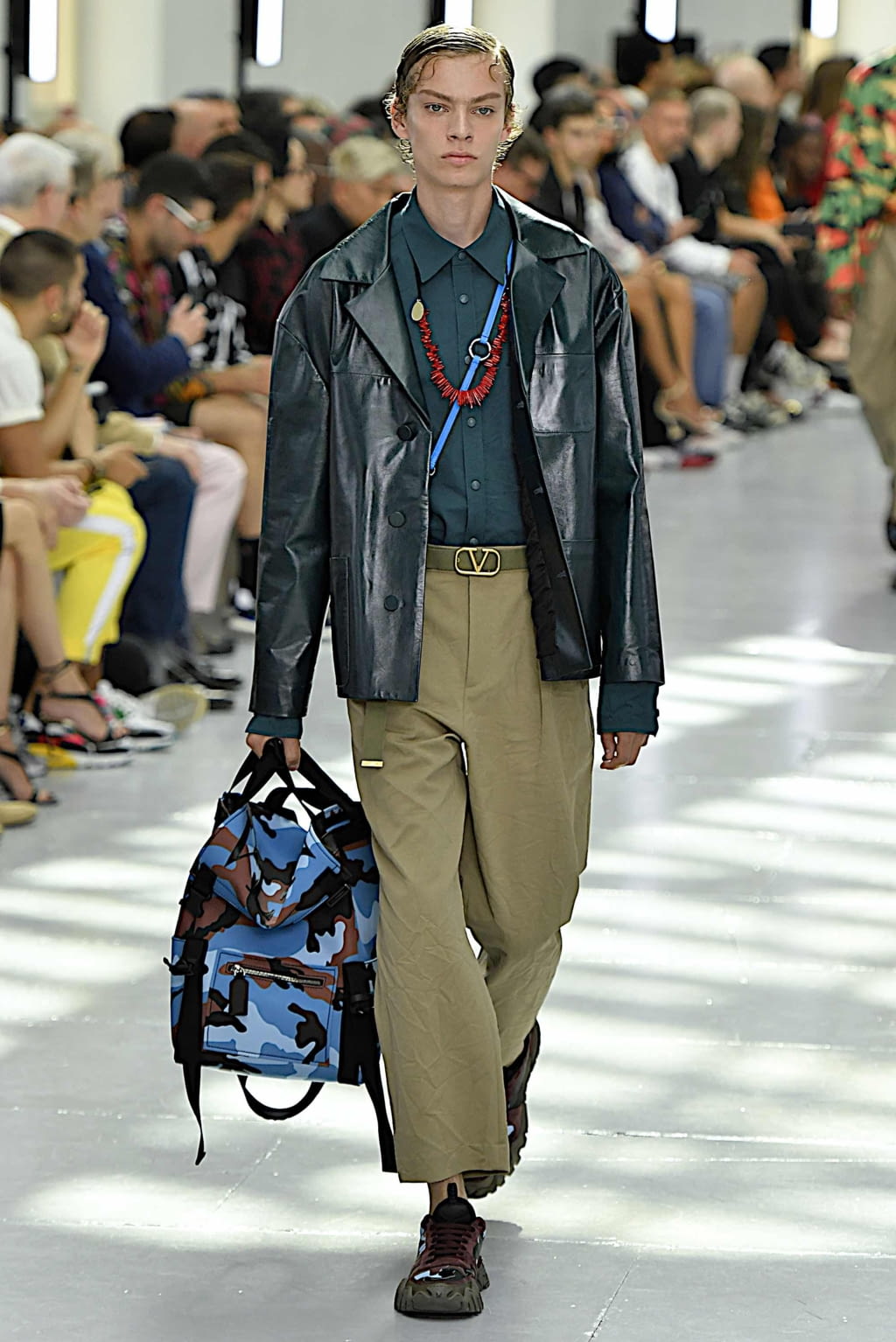Fashion Week Paris Spring/Summer 2020 look 28 from the Valentino collection 男装