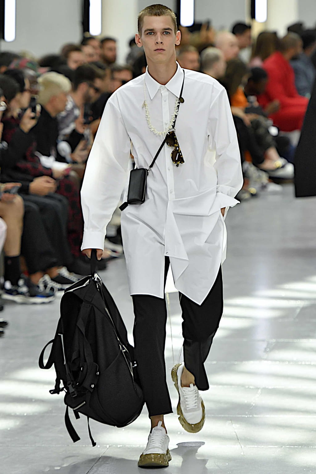 Fashion Week Paris Spring/Summer 2020 look 32 from the Valentino collection 男装
